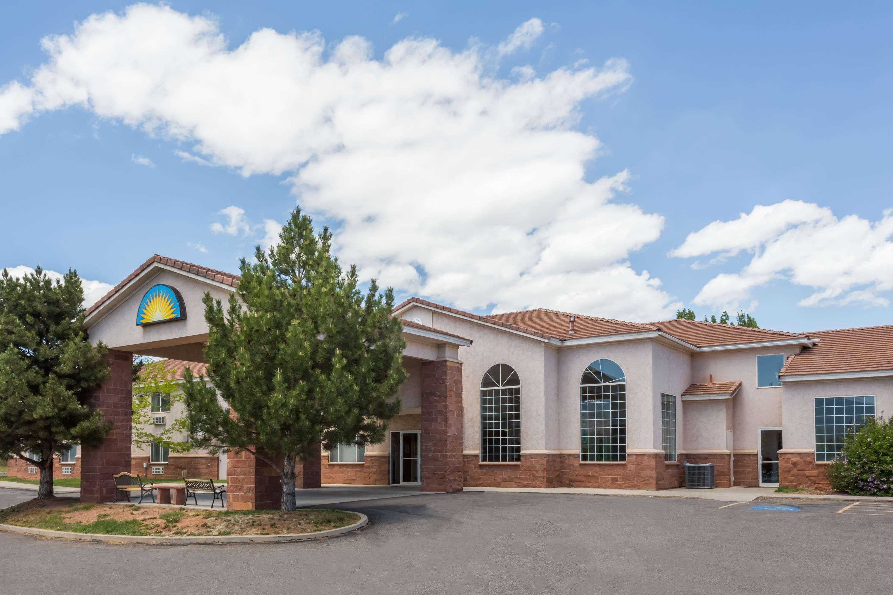 Days Inn By Wyndham Capitol Reef Torrey Exterior photo